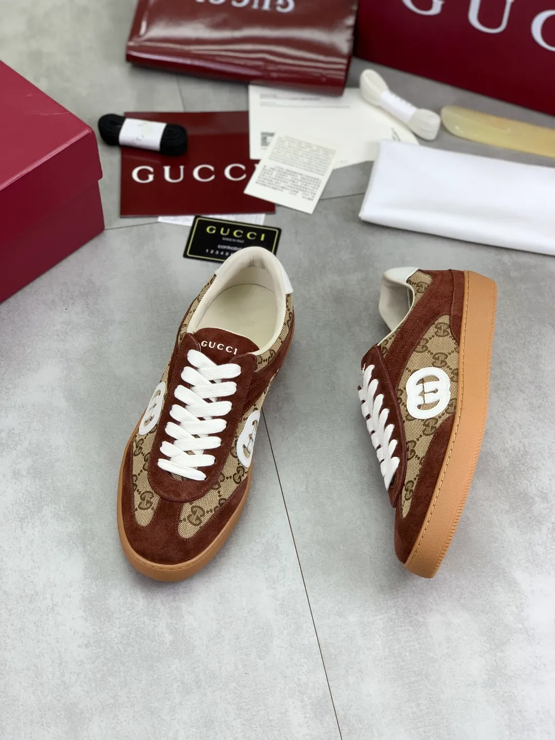 Men's shoes 💰P562 New GUCCI classic design moral training element catwalk model, matching version of top quality moral training shoes for men and women. Epoxy logo process is concave and convex, matching oil edge technology, punched cowhide cloth surface, suede cowhide surface splicing, breathable and not stuffy, the original overlasted shoe model is comfortable on the feet.  Fabric: Matched leather + cloth + mesh Lining: Water-dyed sheepskin Foot: Water-dyed sheepskin Outsole: Original molded TP matching environmentally friendly material Packaging: Top counter full set of packaging Female 35-42 (Female 41.42. Customized) Male 39-46 (46 customized)